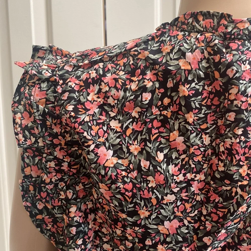 NWOT BB Dakota Steve Madden Women L Floral Blouse. Ruffles on sleeves and neck. - Picture 7 of 11
